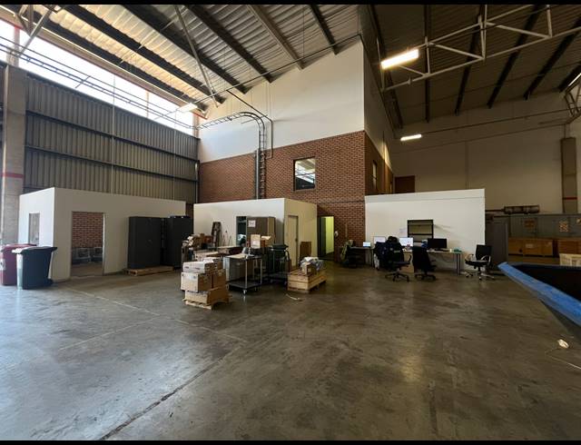 2,245M² WAREHOUSE TO LET IN CLAYVILLE